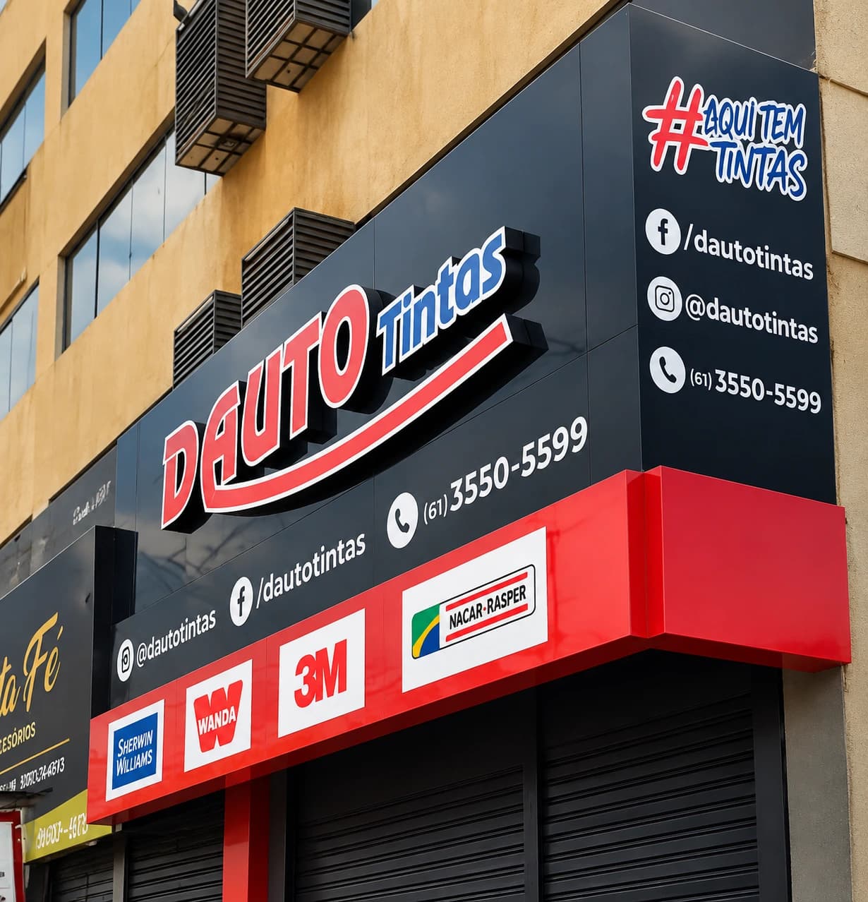 Fachada Dauto Tintas com revestimento em ACM preto e vermelho e letras em relevo