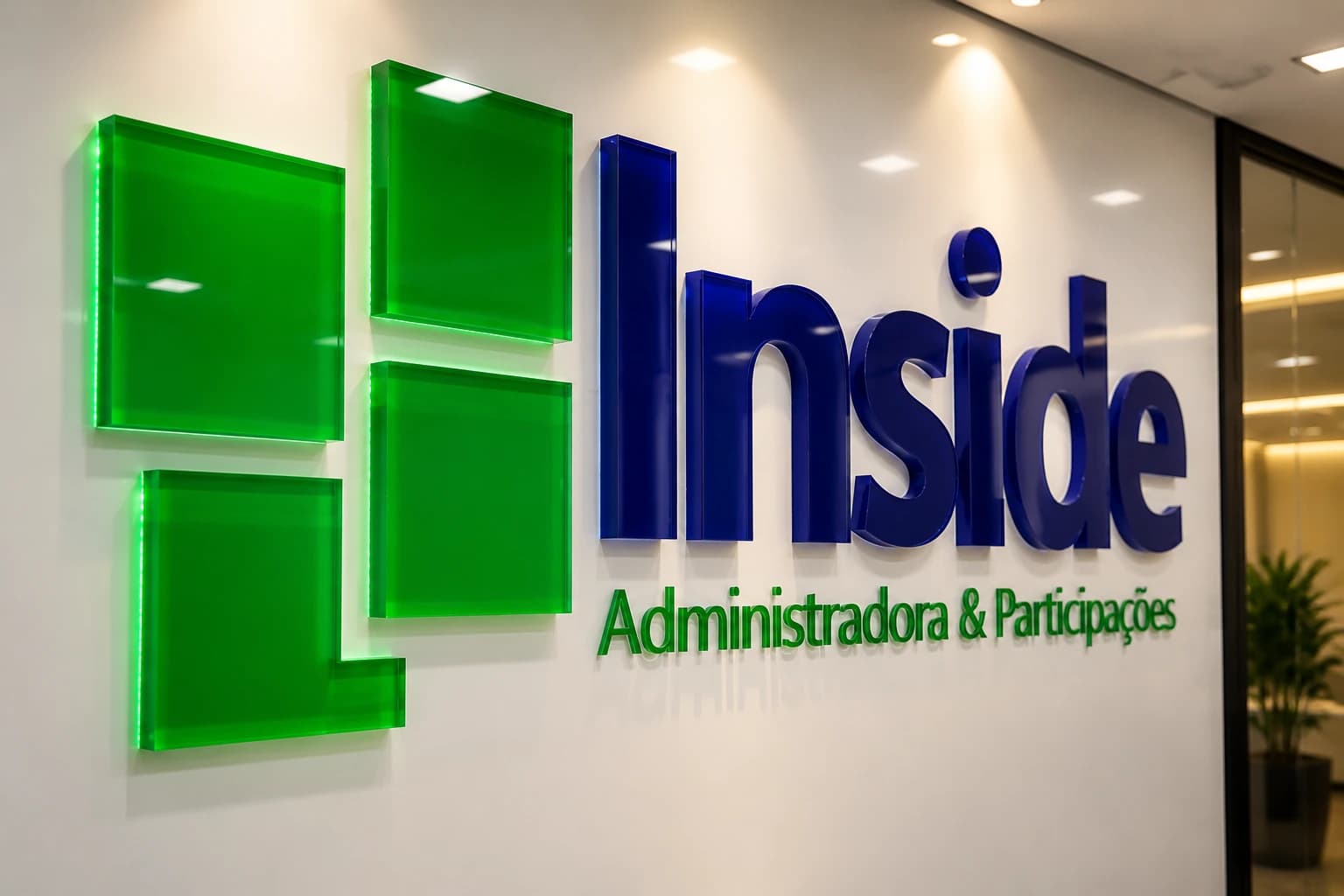 Logo Inside em acrílico verde e azul aplicado em parede clara