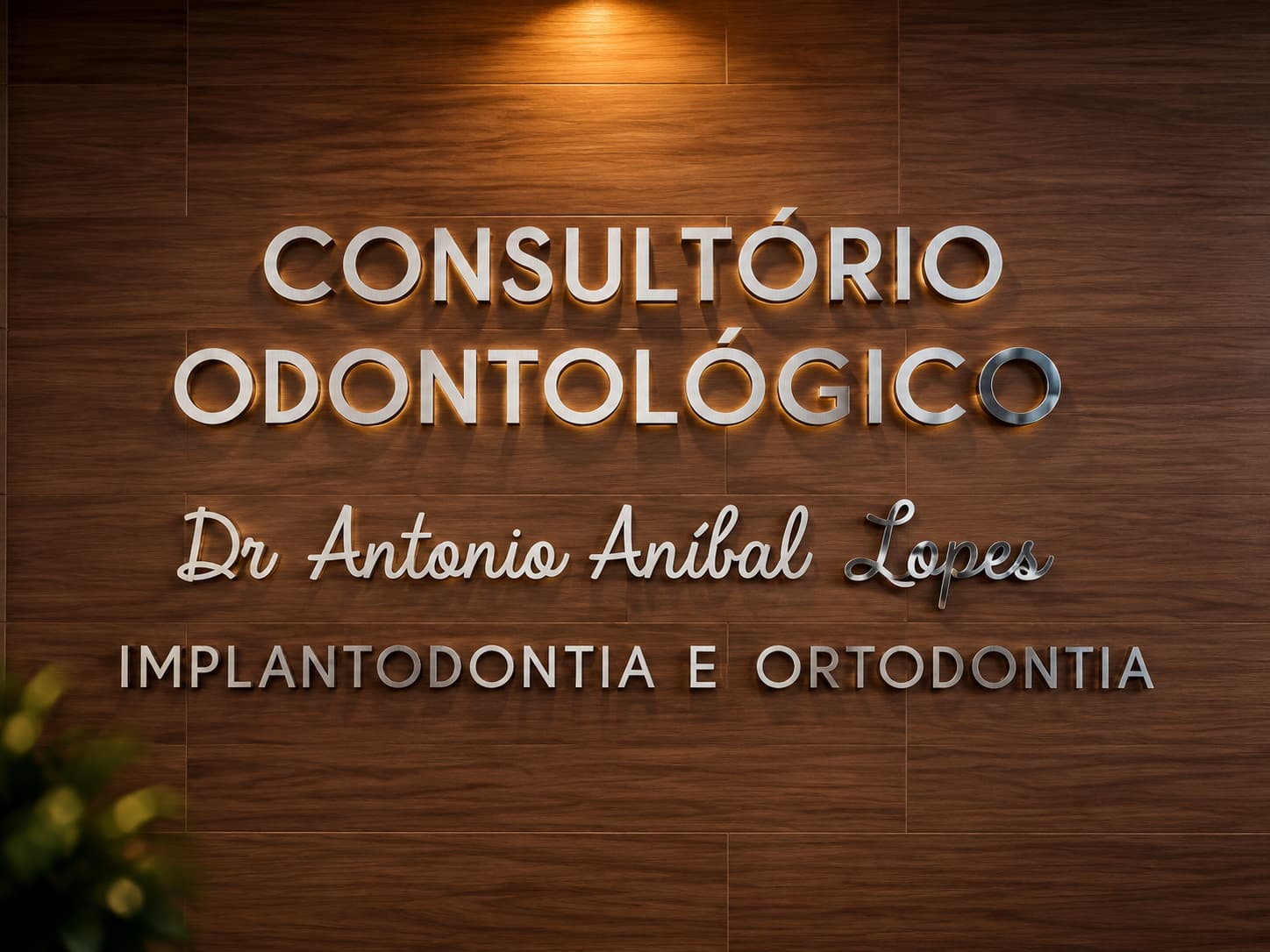 Letras caixa metálicas sobre painel de madeira em consultório odontológico