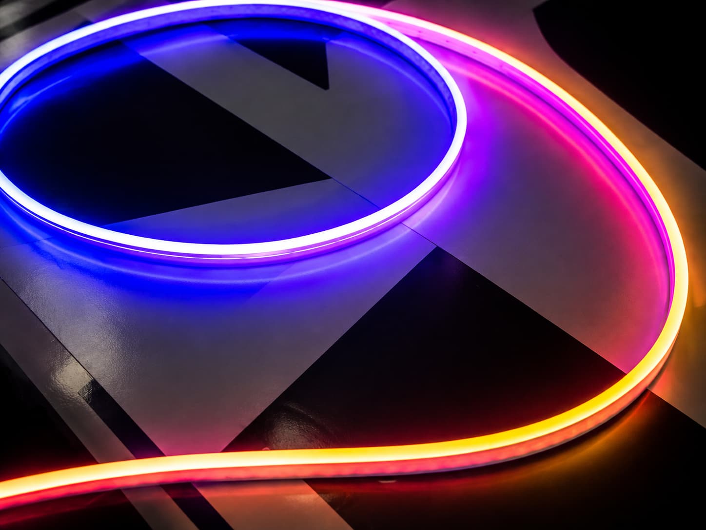 Neon LED flexível com iluminação colorida